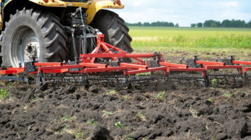 Excellent adaption to the soil contour through individually mounted tine sections