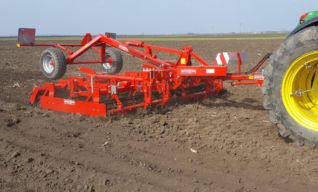 4 méteres kompaktor első simítóval