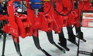 Oldalra hajlított késkialakítás, amely nem bolygatja a talajfelszínt