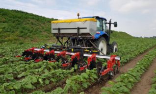 elektromos adagolású műtrágya tartállyal